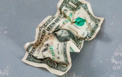 Нацбанк разъяснил, что делать с ветхими и надорванными долларами
