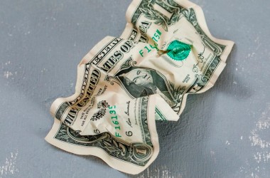 Нацбанк разъяснил, что делать с ветхими и надорванными долларами