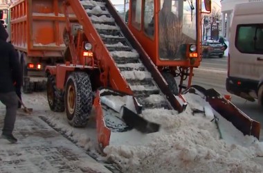 С улиц Могилева вывозят 3000 кубометров снега в сутки (Видео)