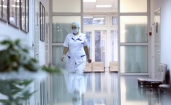 Изменения в работу поликлиник внесены из-за роста заболеваемости COVID-19