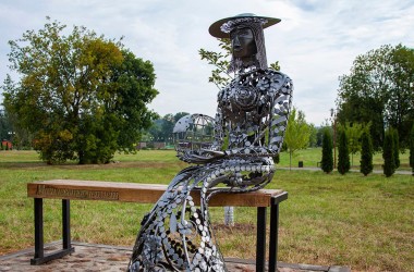 В парке Подниколье поселились железная леди и джентльмен