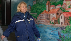 Могилевчанка украшает пейзажами подъезды домов