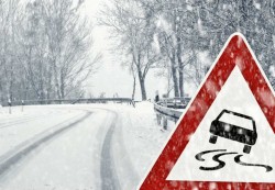 В сложных погодных условиях ГАИ призывает водителей и пешеходов быть предельно внимательными!