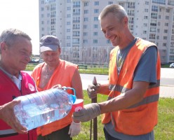 В Могилеве из-за жары на остановках начали раздавать воду
