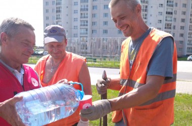 В Могилеве из-за жары на остановках начали раздавать воду