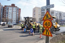 На проспекте Шмидта укладывают износостойкое покрытие, а остановки укрепляют гранитом