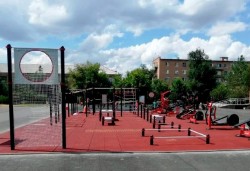 Новые спортивные комплексы устанавливают у школ города