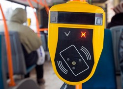 Валидаторы для оплаты проезда банковской картой появились на автобусном маршруте №12 в Могилеве