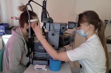 В МОКБ при помощи лазерных установок лечат заболевания глаз, многие бесплатно