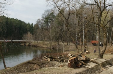 Работы по благоустройству идут в Печерском лесопарке