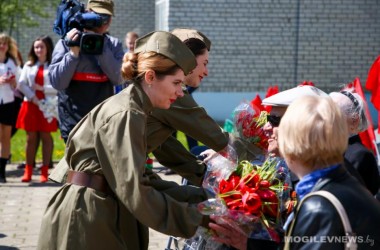 Молодежь Могилева танцевала у Дома ветеранов Вальс Победы