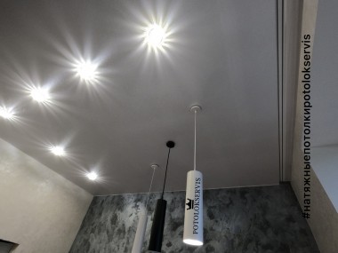 Как правильно организовать освещение комнаты с натяжным потолком?