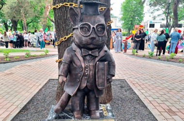 Кот ученый поселился в Пушкинском сквере