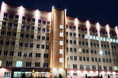У здания Могилевской центральной поликлиники появилась архитектурная подсветка