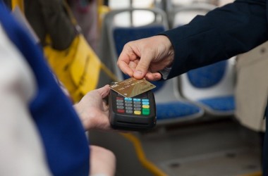 Проезд в маршрутках можно будет оплатить банковской картой