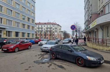 Знаки «Остановка запрещена» установлены в Пожарном переулке в Могилеве