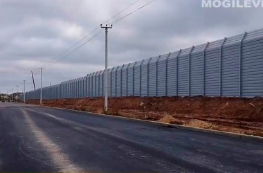 Шумозащитные экраны вдоль железной дороги установили в микрорайоне Спутник-2