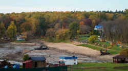 В Печерском лесопарке очищают дно водоема и обустраивают пляж