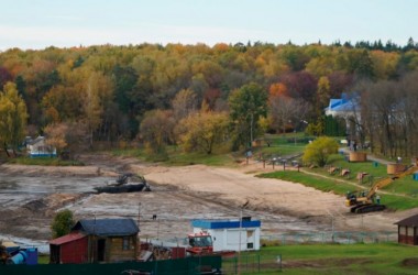 В Печерском лесопарке очищают дно водоема и обустраивают пляж
