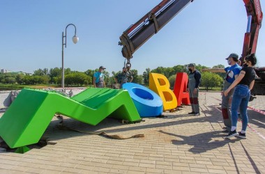 На Троицкой набережной  устанавливают арт-инсталляцию «Мова»