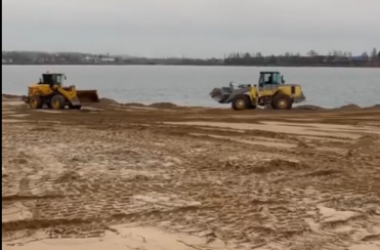 7000 кубометров песка завезли для обустройства Гребеневского водохранилища