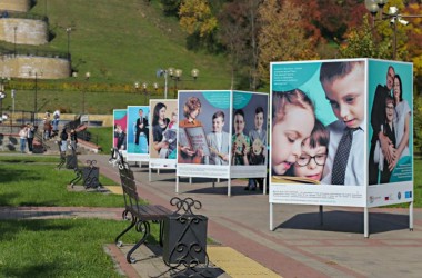 Фотовыставка о школьных буднях детей с инвалидностью открылась в парке «Подниколье»