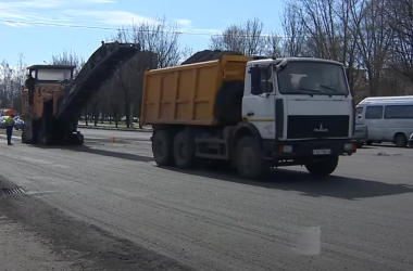 Около 160 тысяч м? дорожного полотна запланировано отремонтировать в Могилеве в этом сезоне (Видео)