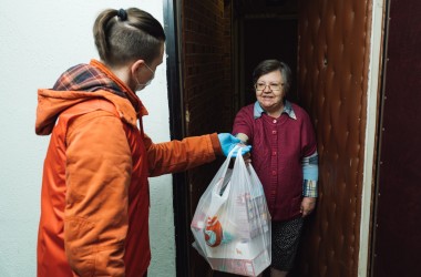 «Горячие линии» для пожилых людей по доставке продуктов и лекарств работают в Могилеве