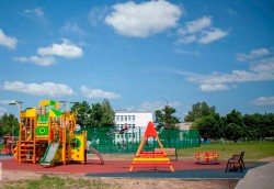 На улице Симонова открылась современная детская площадка с арт-объектом