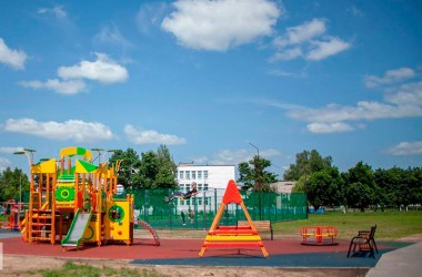 На улице Симонова открылась современная детская площадка с арт-объектом