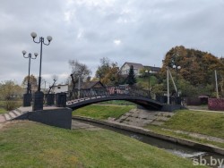 11 пешеходных мостиков через Дубровенку обновили в Могилеве