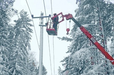Энергетики продолжают восстанавливать электроснабжение после удара стихии