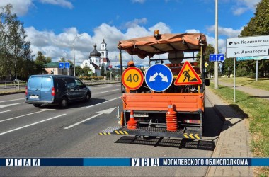 В Могилеве обновляют дорожную разметку с улучшенной видимостью