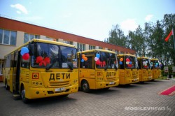 Семь новых автобусов пополнили школьный парк Могилевского района в День Независимости