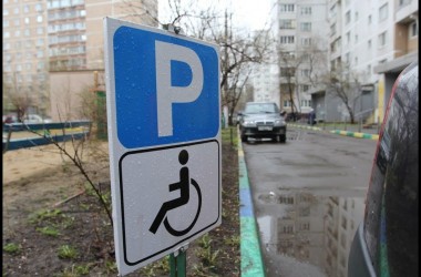 Могилевчан будут учить не парковаться на местах для инвалидов
