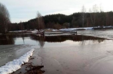 Из-за повышения уровня воды подтоплены дороги и мосты в нескольких районах Могилевщины