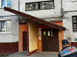 Обрушился козырек подъезда жилого дома на проспекте Шмидта