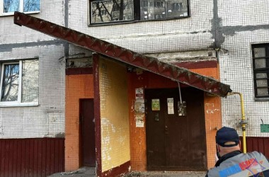 Обрушился козырек подъезда жилого дома на проспекте Шмидта