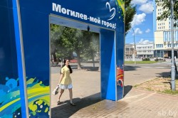 В Комсомольском сквере установили водяную арку для охлаждения горожан