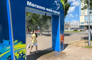 В Комсомольском сквере установили водяную арку для охлаждения горожан
