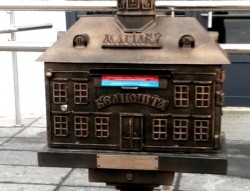 Стилизованный почтовый ящик установлен возле могилевского Главпочтамта