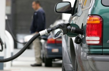 Автомобильное топливо подорожает с 22 марта на две копейки