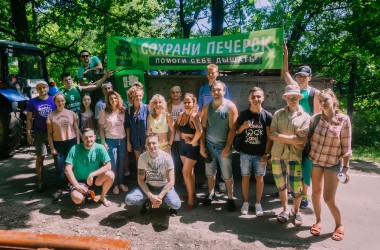 Волонтеры убрали  3000л мусора в Печерском лесопарке (фото)