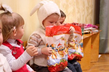 Дошколята и учащиеся младших классов Могилева получат сладкие новогодние подарки