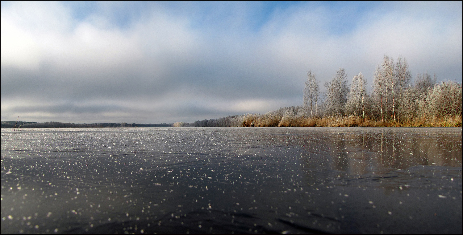 Озеро большая вода. Первый лед на озере. Тонкий лед на реке. Первый лед на речке. Поздняя осень речка лед.