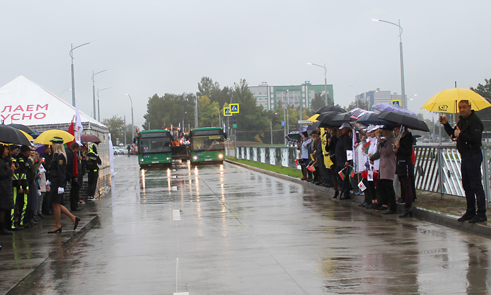 Дороги по берегу канала в липино. Пробки на дороге сочи - джубга. Автомобильный и пешеходный трафик. Пробка из фур на ларсе. Дорога очередь.
