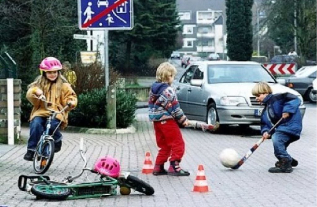 Ребенок играет на дороге